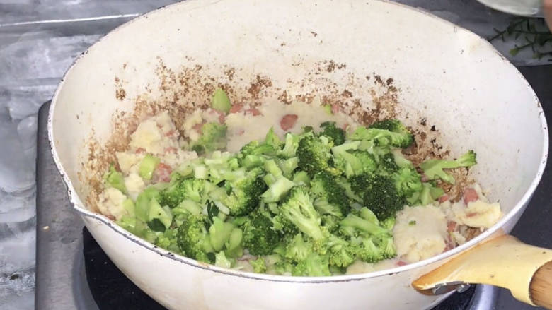 西兰花火腿炒豆渣,加入西兰花,炒熟