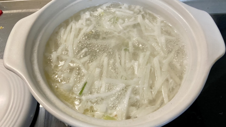 萝卜蛤蜊汤➕白萝卜蛤蜊汤,煮开后,转小火炖煮2分钟