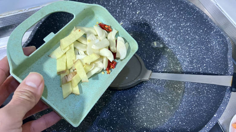 包菜胡萝卜炒鸡蛋,锅留底油,下姜蒜片小米辣,中小火煸香