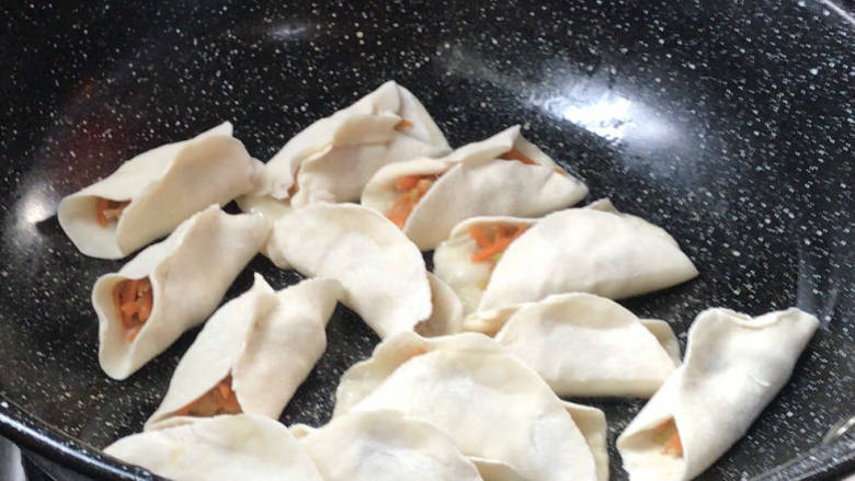 牛肉锅贴,起锅热油,放入包好的锅贴,煎热