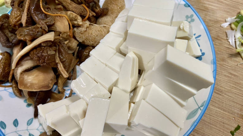 鲫鱼豆腐菇菌汤,绢豆腐切块,这种绢豆腐豆腥味很小不用焯水,如果是普通豆腐,需要焯水或开水浸泡去除豆腥味。泡好的菌菇洗净撕小块