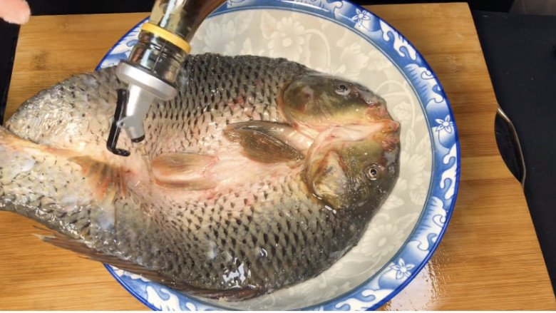 家庭版烤鱼制作方法,加入适量的<a style='color:red;display:inline-block;' href='/shicai/ 718'>料酒</a>腌制一会儿