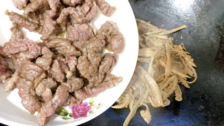 牛肉炒笋片,笋干片焖好之后，加入牛肉进行翻炒，快炒30s出锅