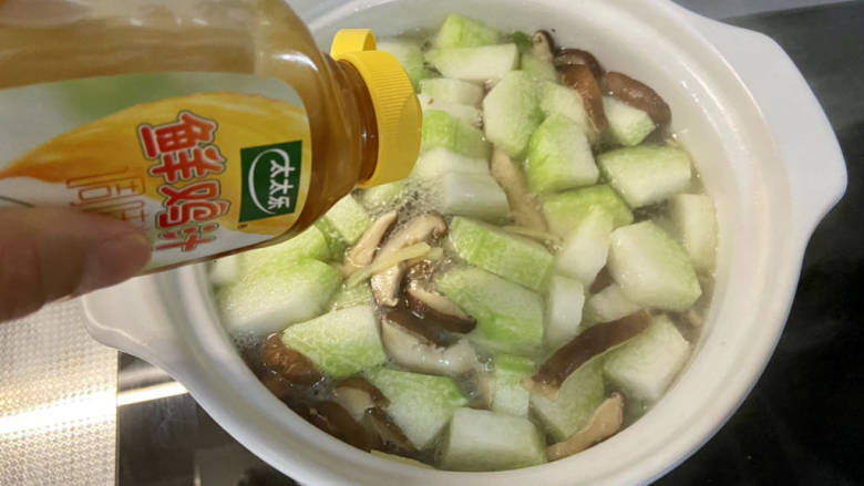 冬瓜瘦肉汤➕冬瓜香菇鸡肉汤,加入适量热水,煮开后加入一茶匙太太乐鸡汁