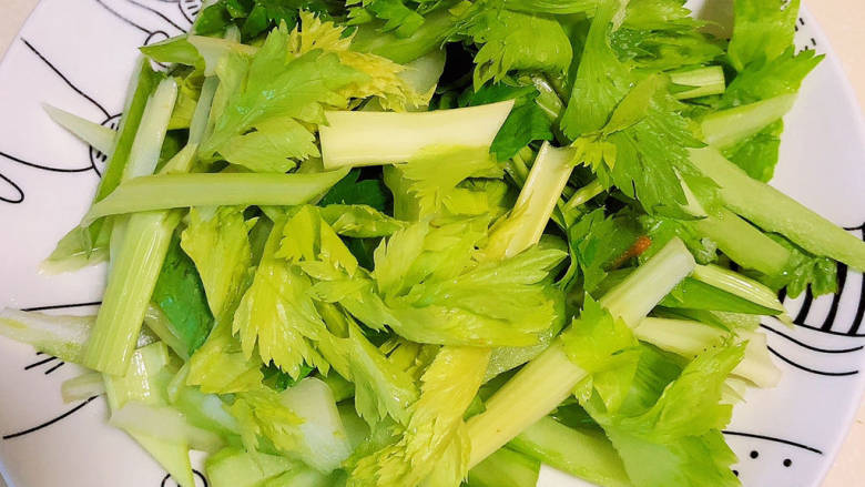 芹菜木耳炒肉丝,准备好<a style='color:red;display:inline-block;' href='/shicai/ 125'>芹菜</a>,斜刀切好待用。