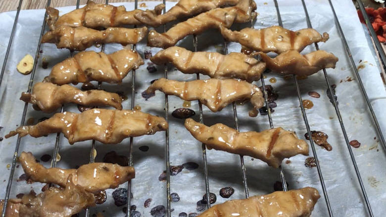 烤里脊肉,期间取出翻面一次,再刷一遍照烧蜂蜜酱,继续烤至香