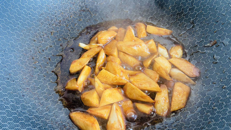 糖醋茭白,不用完全收汁,留些汤汁拌饭也很美味