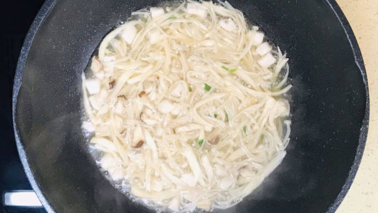 蘑菇鸡肉浓汤,不断搅拌,防止粘锅,继续大火煮沸,就可以关火起锅了