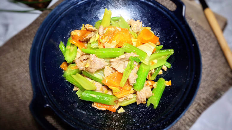芹菜炒肉片,成品图