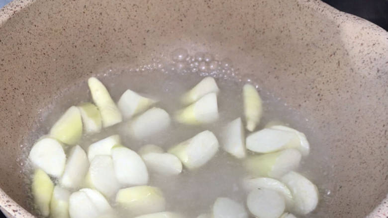 茭白茄子焖肉,就着开水,放入茭白,煮沸后捞出备用