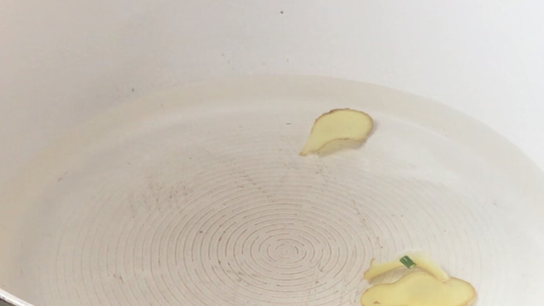 海鲜菇豆腐汤,起锅注入适量清水,加入姜片