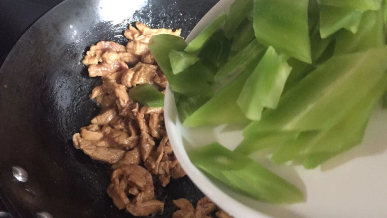 莴苣炒里脊肉,下入莴苣片翻炒