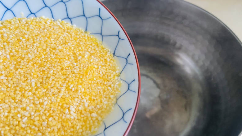 牛奶番薯粥,锅中加入500ml饮用水,大火烧开倒入小米