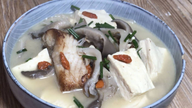 平菇豆腐清炖鱼汤,出锅装入容器中,也可以用火锅边咕噜边吃更爽