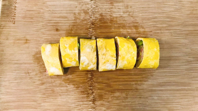 土豆泥蛋卷,卷成鸡蛋土豆卷,切成方块