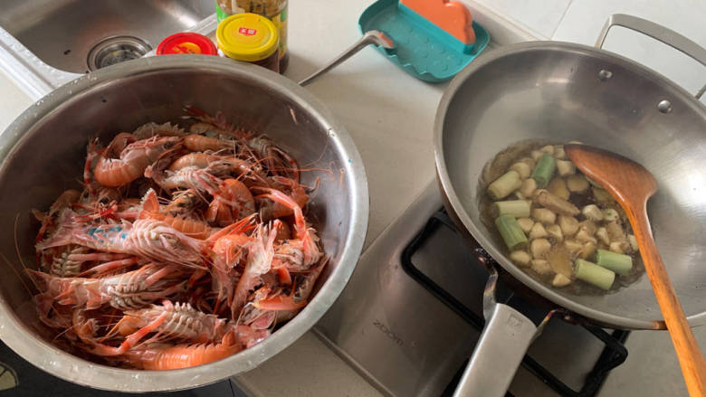 酱烧海龙虾,加入虾翻炒
