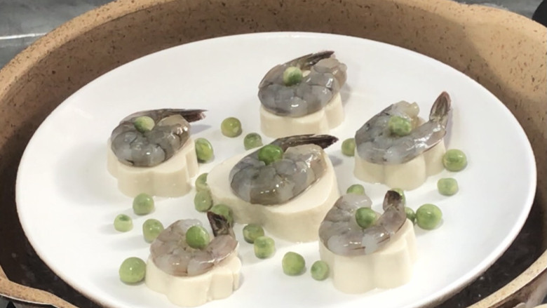 鲜虾豆腐,放入开水锅中,盖上锅盖大火蒸5分钟