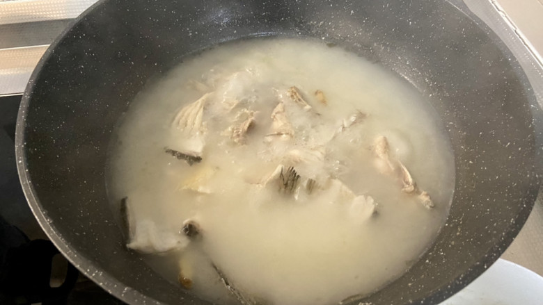 金汤鱼,煮成奶白鱼汤,盛出备用