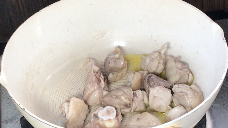 板栗焖鸡肉,再起锅热油,放入鸡肉,煎炒至表面金黄