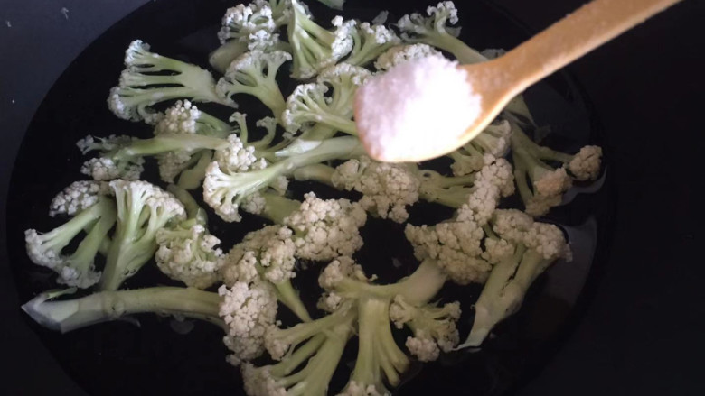 肉丸花菜,下入花菜焯水,加入少许盐