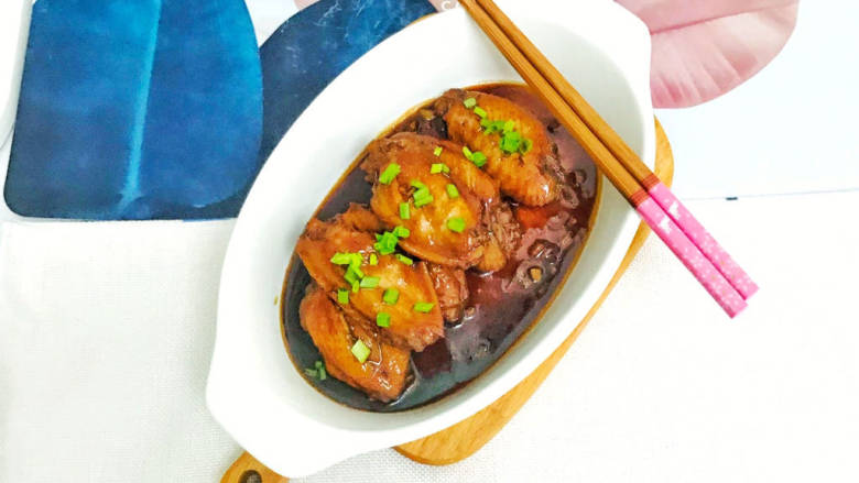 雪碧鸡翅,装盘后,撒上葱花装饰