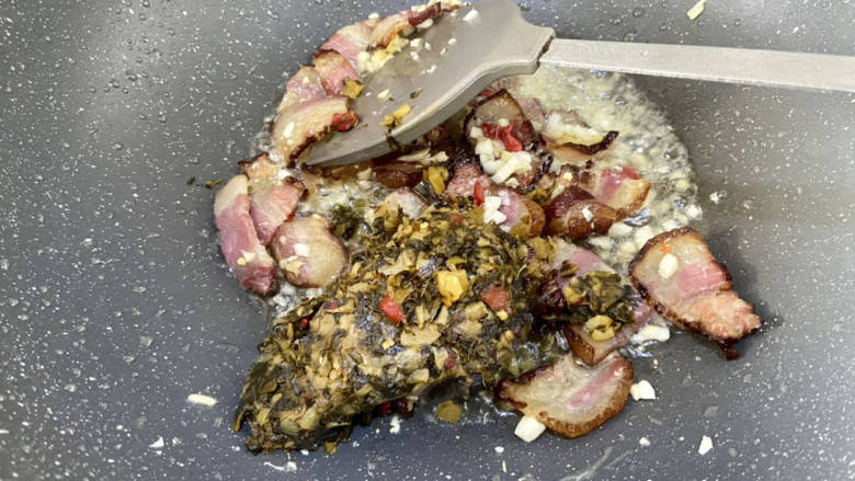腊肉炒冬笋➕外婆菜腊肉炒冬笋,再加入三十克外婆菜(雪菜萝卜包菜青菜辣椒盐糖等制作的,超市网上都有卖),炒出香味