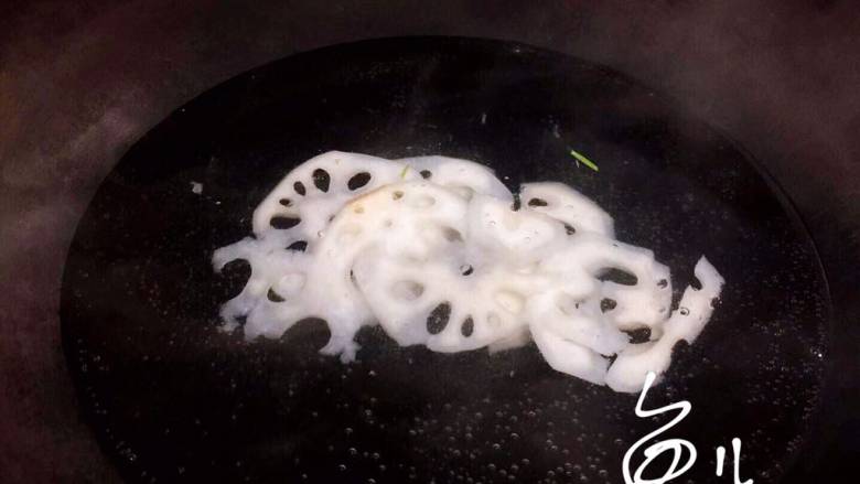 杂炒蔬菜,藕片入开水锅,焯烫30秒捞出