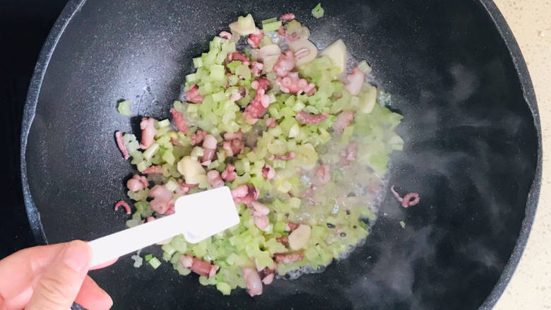 芹菜炒墨鱼,翻炒均匀,撒入盐调味