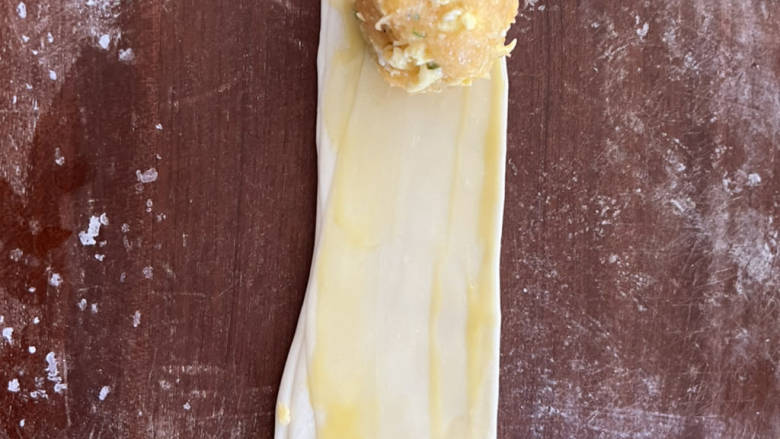 素馅饼,面剂擀开抹上油酥,包入馅料