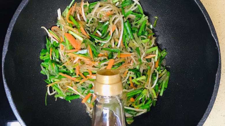 韭菜豆芽炒粉丝,一直翻炒至蔬菜恹恹,淋入<a style='color:red;display:inline-block;' href='/shicai/ 847'>香油</a>提香