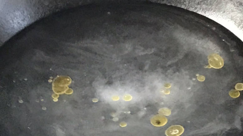 白菜炒蘑菇,起锅注入适量清水,加少许盐和油烧开