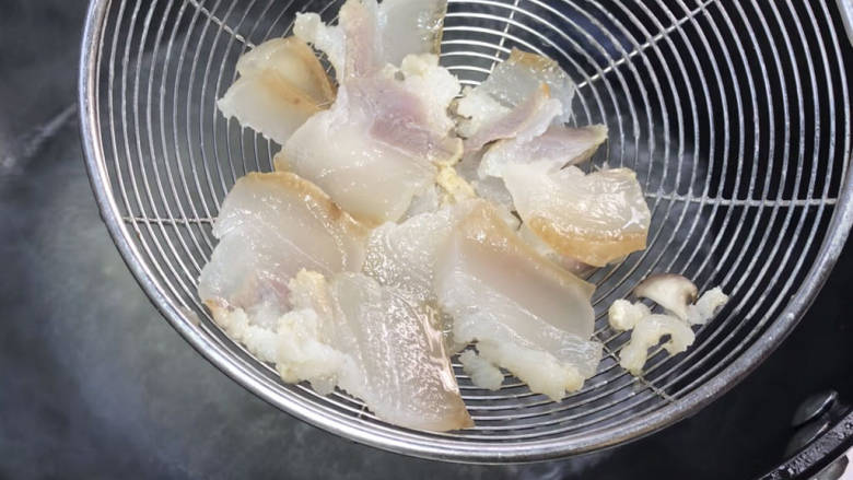 椒麻杏鲍菇,就着开水放入肥肉,汆烫一下,捞出备用