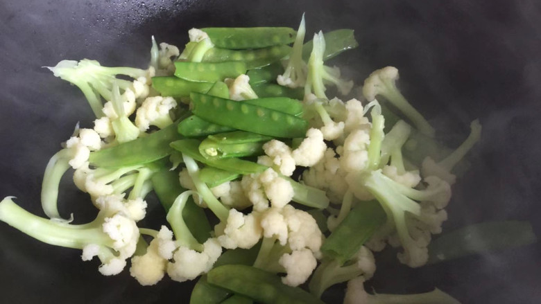 荷兰豆炒花菜,焯水半分钟左右，捞出来沥下水