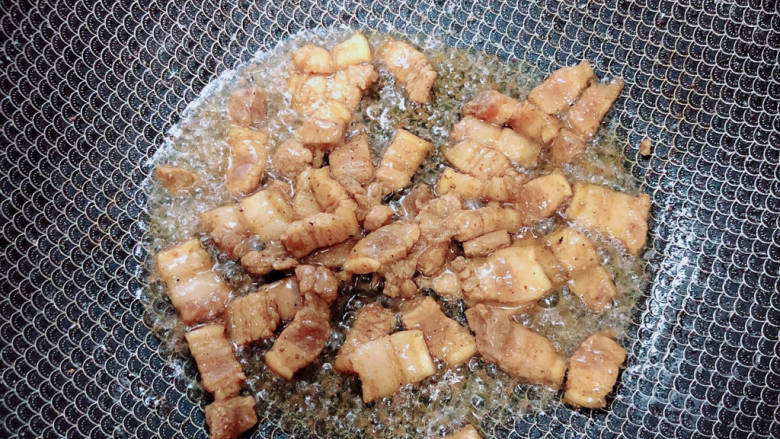 干锅菜花五花肉,锅中倒入油,加热至五成热,放入五花肉翻炒均匀。