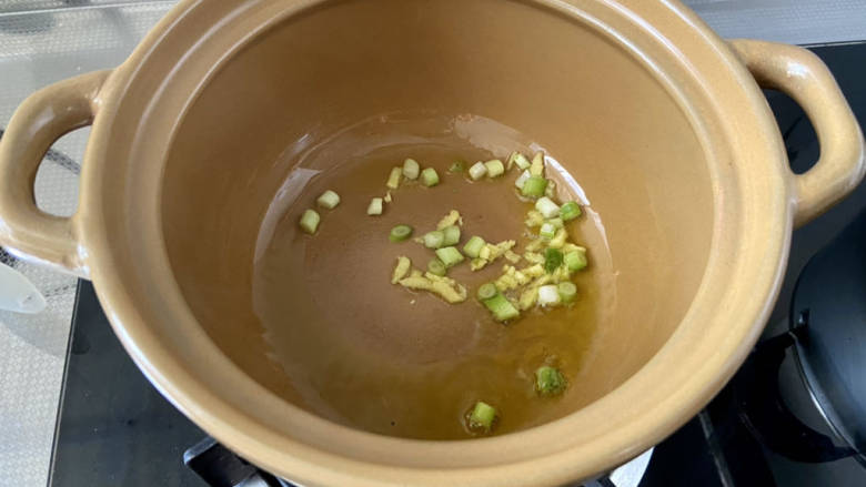 豆腐蛋花汤➕杂菌豆腐蛋花汤,汤锅热锅冷油,下姜丝葱白小火煸香