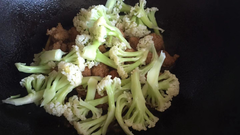 肉丸花菜,下入花菜,翻炒入味