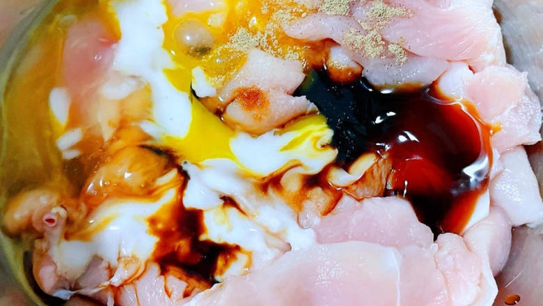 黄瓜炒肉片,放入调味料<a style='color:red;display:inline-block;' href='/shicai/ 135370'>一品鲜酱油</a>、<a style='color:red;display:inline-block;' href='/shicai/ 721'>蚝油</a>、<a style='color:red;display:inline-block;' href='/shicai/ 718'>料酒</a>、<a style='color:red;display:inline-block;' href='/shicai/ 10588'>糖</a>、<a style='color:red;display:inline-block;' href='/shicai/ 134340'>黑胡椒粉</a>、<a style='color:red;display:inline-block;' href='/shicai/ 9'>鸡蛋</a>、水淀粉