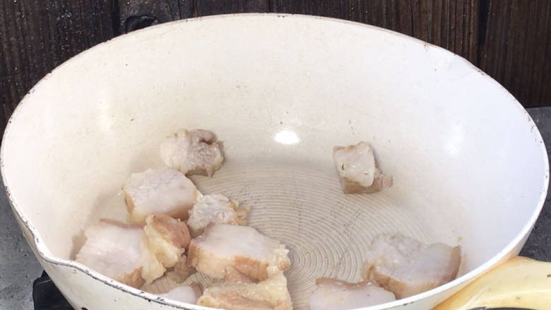 猪肉烧板栗,放入热锅中,煎炒至表面金黄,出油