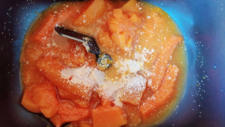 豆腐包子,南瓜泥放入面包机中,加入酵母粉、少许水。