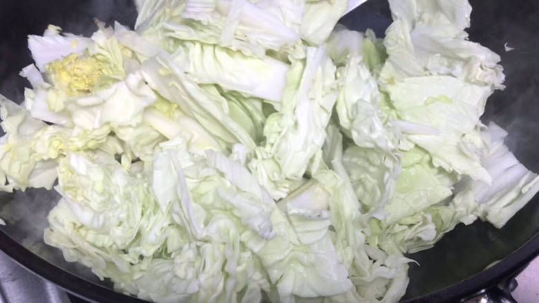 椒麻白菜,开大火,放入白菜,翻炒均匀至变软