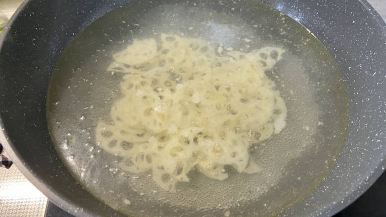 苦瓜炒藕,水再开,加入藕片,焯水十秒,捞出凉水浸泡备用