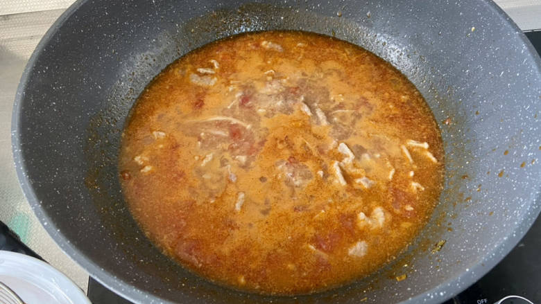 酸汤肉片,保持小火汤汁微沸,一片片下入腌制好的肉片,全部加入后,用勺子推动,转中火,煮到肉片变白浮起