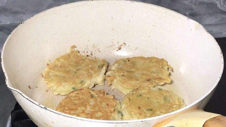 萝卜丝饼,翻面,压平,煎至两面金黄