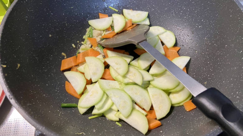 杂炒时蔬➕胡萝卜菌菇鸡蛋炒笋瓜,下胡萝卜片笋瓜,中火翻炒一分钟