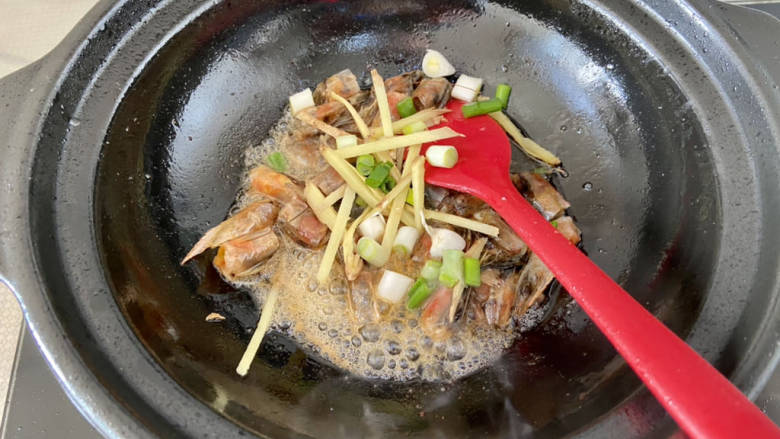 虾仁豆腐煲,下虾头,葱白,姜丝,小火煸炒,