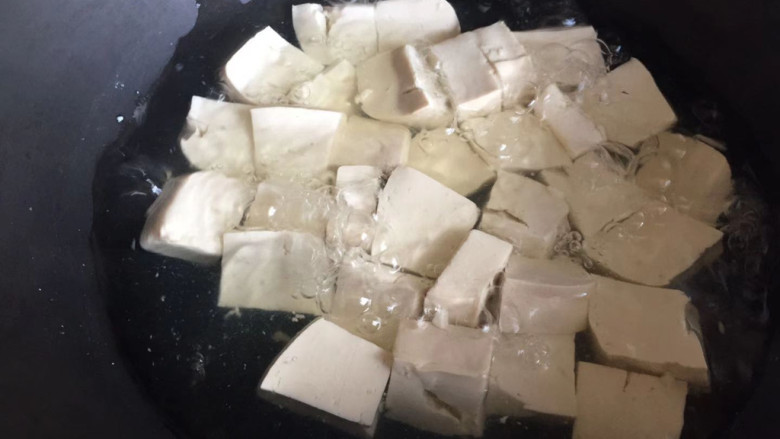 白果炖豆腐,开水下锅焯水,去掉点豆腥味