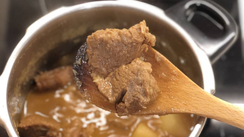 潮汕沙茶牛肉煲,大概两个小时后,就炖好了。 肉质软烂,带有肉里的筋带出来的胶质,十分好吃。白萝卜也很入味。在米饭上淋上汤汁,可以吃两碗!