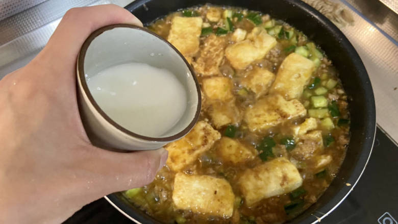 黄瓜烧豆腐,开盖,转中火,淋少许水淀粉收汁