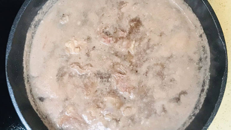 芋头焖牛腩,烧开后,舀出浮沫扔掉