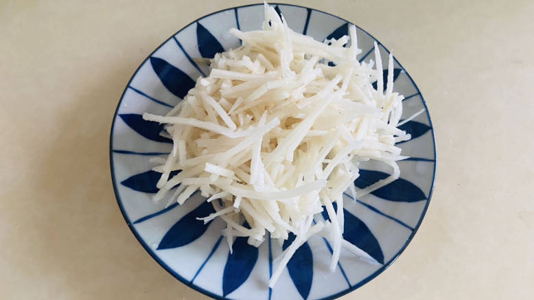 酸辣藕丝,切丝,再用流动的水冲洗几遍,洗去淀粉